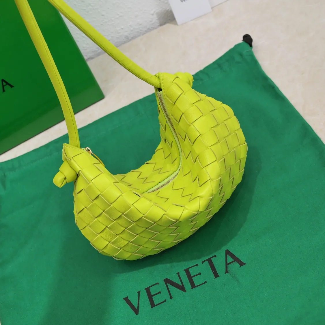 Batch 1220 BV has released new products. The small size TURN #recommended new hot style is still the classic woven logo that we can recognize at a glance. It is really a unique style that is familiar and unfamiliar! Made of sheepskin braiding, with beautiful gold beads on the shoulder straps for free adjustment. You can switch between the shoulder bag and the handbag at will. It has a concave and convex shape anytime and anywhere. It is a practical king with a unique personality. It also has the right color combination that can be sweet or salty. It is full of style. It is a beautiful summer catwalk style. Pull it out quickly. Small size: 29*3*19. Model: 6699-2#